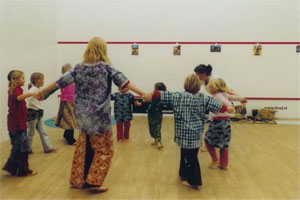 dansende schoolkinderen
