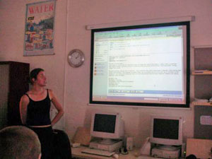 jonge vrouw staat voor een scherm met een email programma erop
