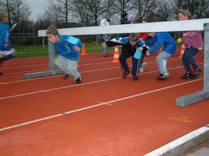 rennende schoolkinderen tijdens de sponsorloop