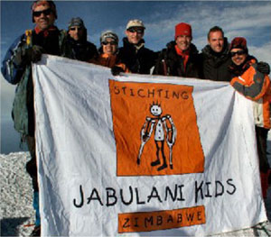 Mensen staan op de top van de Mont Blanc met de vlag van JKZ in de handen